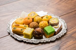 People struggling with cravings, showing how emotional stress and poor habits affect eating patterns improved with expert help from the best dietitians in Hyderabad.
